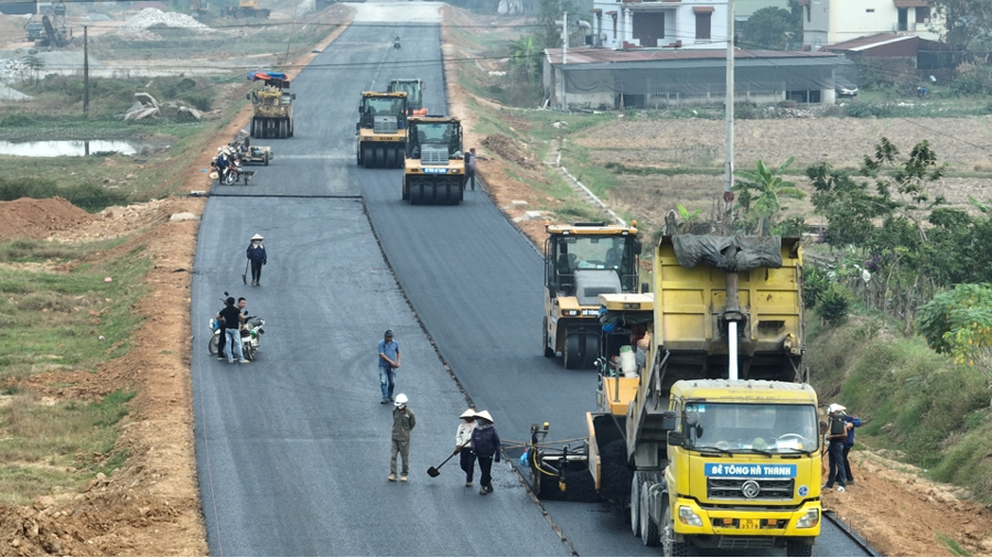 thành lập các Tổ công tác kiểm tra, đôn đốc, tháo gỡ khó khăn, vướng mắc, đẩy mạnh giải ngân vốn đầu tư công hằng năm tại các bộ, cơ quan Trung ương và địa phương. Ảnh: Phạm Hùng