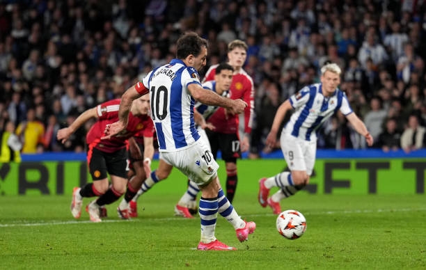 Joshua Zirkzee lập công, Man Utd hòa nhọc nhằn trước Real Sociedad