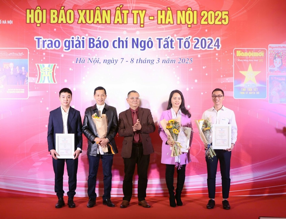 Báo Kinh tế & Đô thị nhận Giải báo chí Ngô Tất Tố tại lễ khai mạc. Ảnh: Thanh Hải.