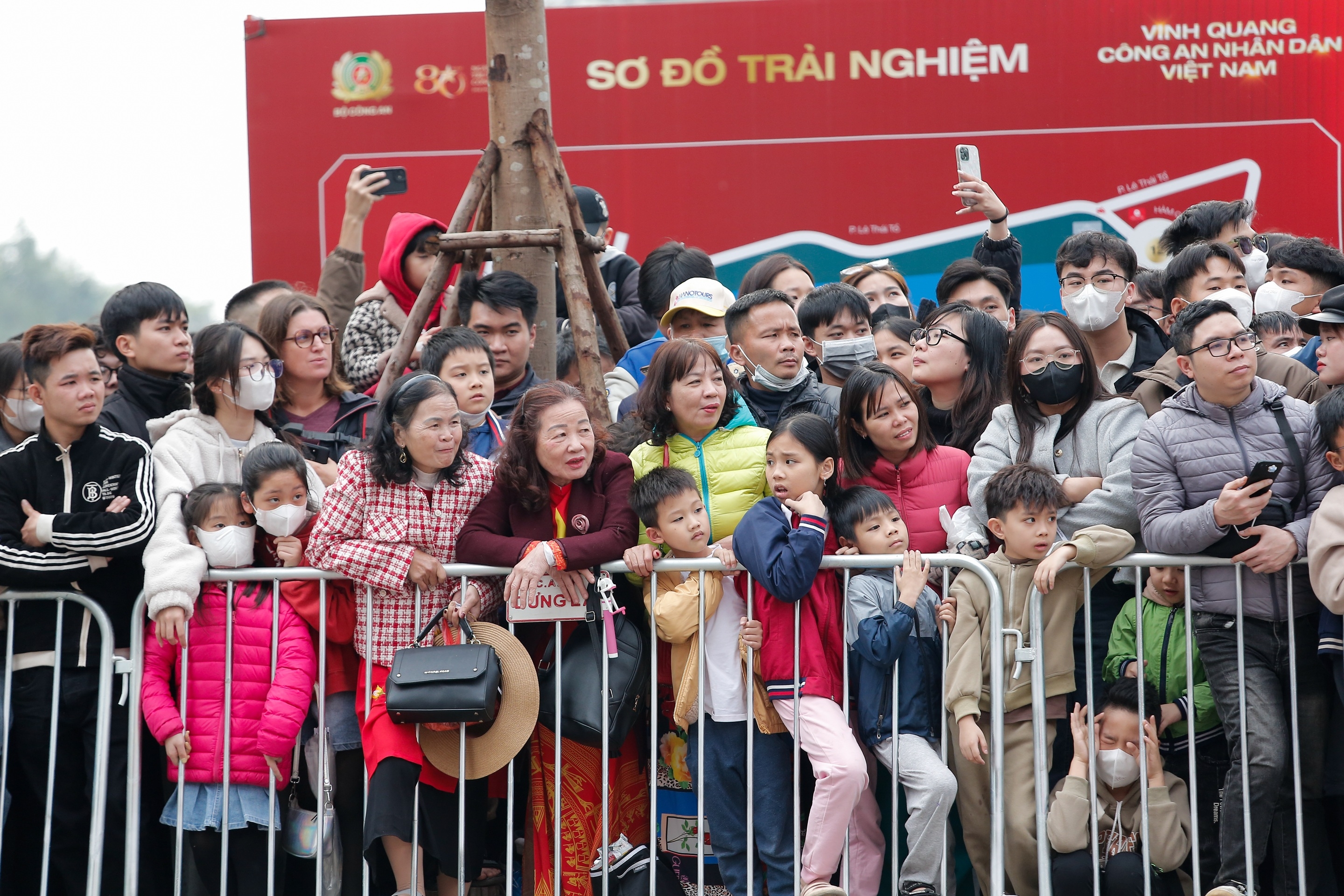 DDĂmàn trình diễn vượt vòng lửa của chó nghiệp vụ tại hồ Hoàn Kiếm