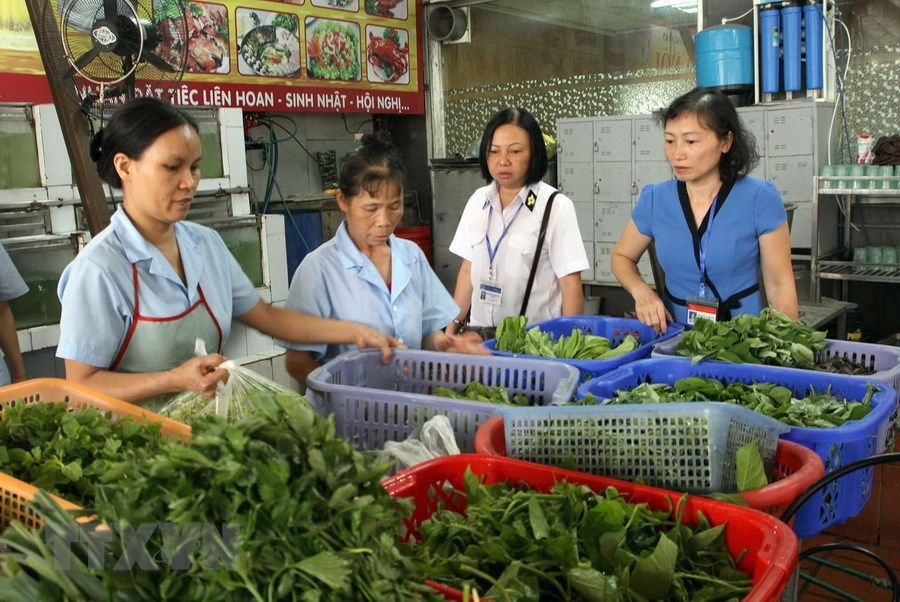 Phổ biến kiến thức, kỹ năng thực hành đúng về an toàn thực phẩm cho người quản lý, người sản xuất, chế biến, kinh doanh thực phẩm và người tiêu dùng