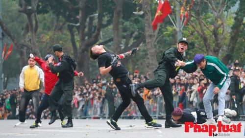 Mãn nhãn với màn trình diễn sức mạnh của lực lượng Công an Nhân dân tại phố đi bộ Hồ Gươm