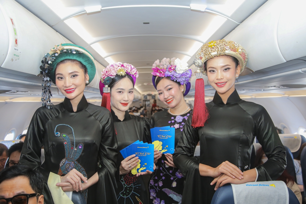 Vietravel Airlines trình diễn bộ sưu tập áo dài trên chuyến bay “Lãnh Mỹ A - Báu vật ngàn năm”