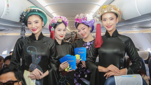 Vietravel Airlines trình diễn bộ sưu tập áo dài trên chuyến bay “Lãnh Mỹ A - Báu vật ngàn năm”