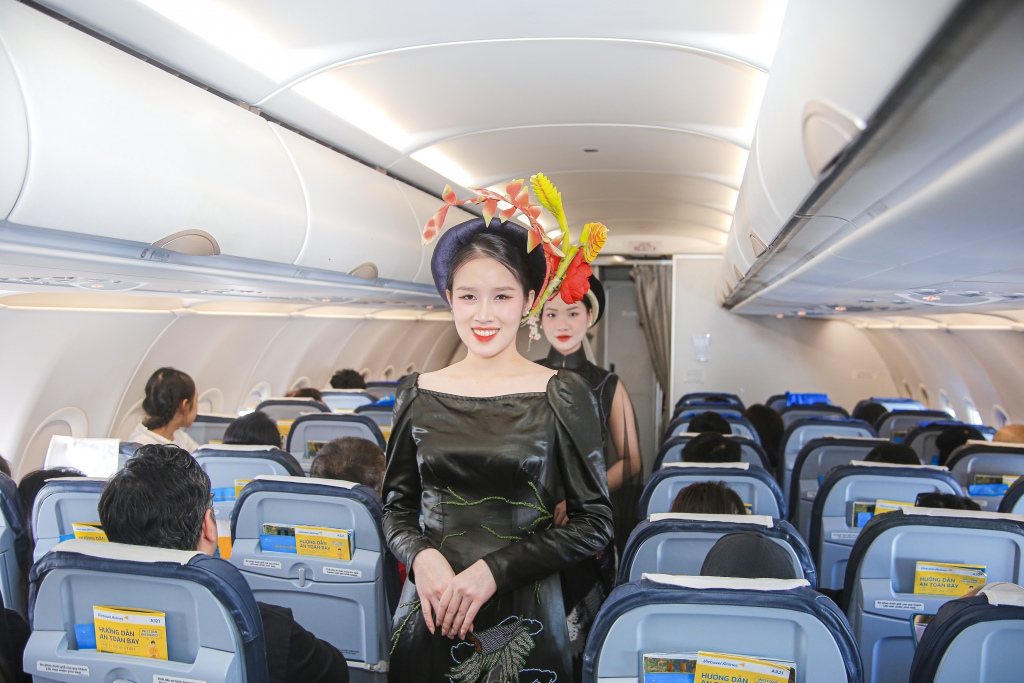 Vietravel Airlines trình diễn bộ sưu tập áo dài trên chuyến bay “Lãnh Mỹ A - Báu vật ngàn năm”