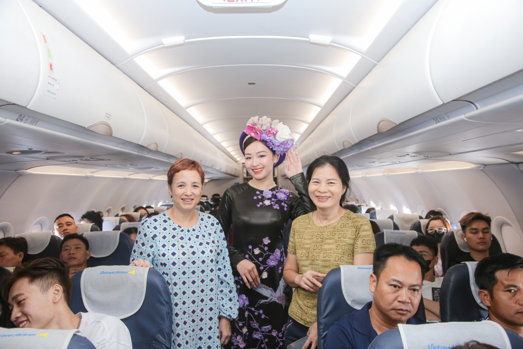 Vietravel Airlines trình diễn bộ sưu tập áo dài trên chuyến bay “Lãnh Mỹ A - Báu vật ngàn năm”