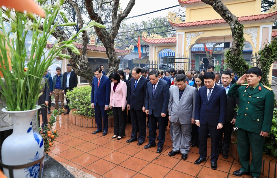 Phó Bí thư Thường trực Thành uỷ Nguyễn Văn Phong cùng các đồng chí lãnh đạo TP dành một phút mặc niệm tưởng nhớ đồng chí Đỗ Ngọc Du.