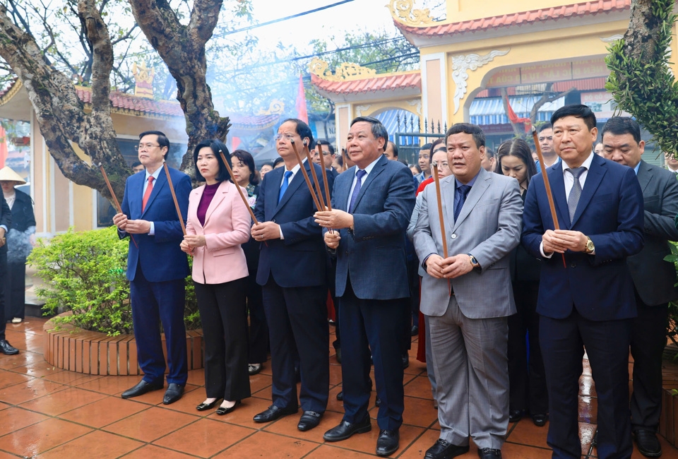 Phó Bí thư Thường trực Thành uỷ Nguyễn Văn Phong cùng các đồng chí lãnh đạo TP dâng hương tri ân, tưởng nhớ đồng chí Đỗ Ngọc Du.