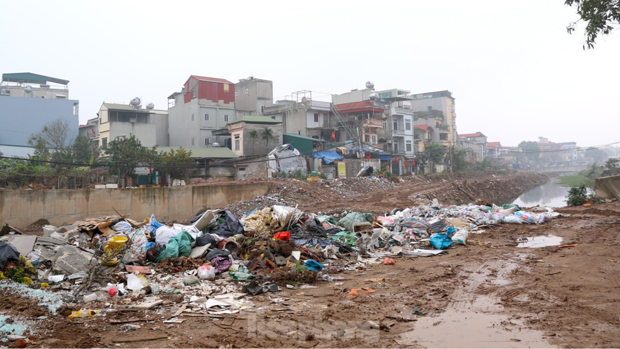 Hà Nội: kiểm tra, xử lý tình trạng ngập rác thải dự án cứng hóa kênh La Khê