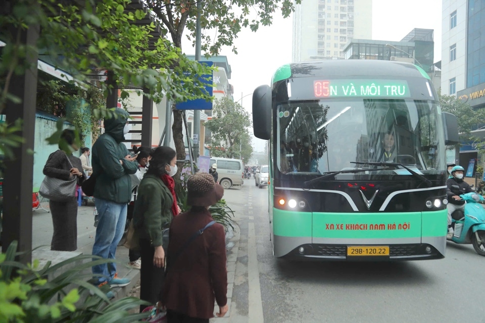 Xe bus điện hoạt động trên đường phố Hà Nội. Ảnh: Phạm Hùng