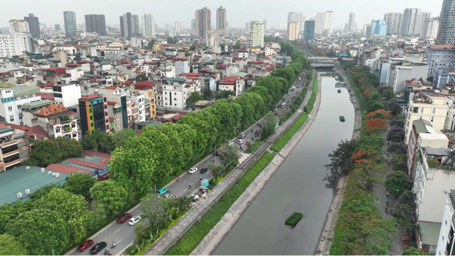 Sông Tô Lịch nhìn từ trên cao. Ảnh: Phạm Hùng