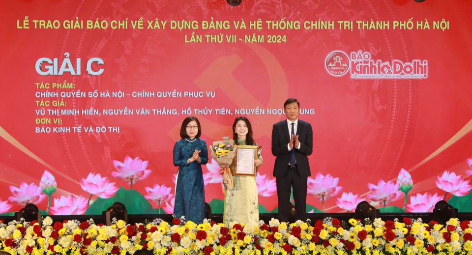 Trưởng ban Nội Chính Thành uỷ Đỗ Anh Tuấn và Phó Tổng Giám đốc TTX Việt Nam Đoàn Thị Tuyết Nhung trao Giải C cho đại diện nhóm tác giả của Báo Kinh tế & Đô thị