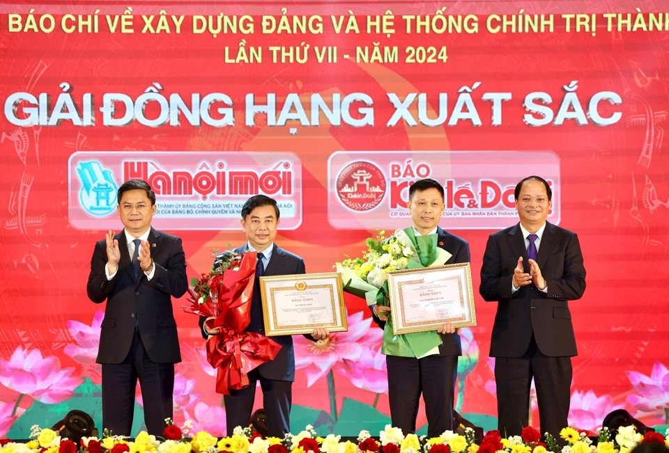 Trưởng ban Tuyên giáo và Dân vận Thành uỷ Nguyễn Doãn Toản và Trưởng Ban Tổ chức Thành uỷ Hà Minh Hải trao Giải đồng hạng xuất sắc cho báo Kinh tế & Đô thị và Báo Hànộimới.