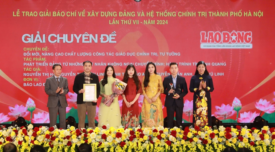 Chủ tịch Ủy ban MTTQ Việt Nam TP Nguyễn Lan Hương và Phó Chủ tịch Thường trực Hội Nhà báo Việt Nam Nguyễn Đức Lợi trao Giải C chuyên đề cho các tác giả, nhóm tác giả đoạt giải.