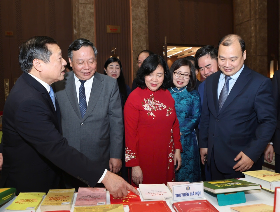 Bí thư Thành ủy Hà Nội Bùi Thị Minh Hoài tham quan không gian trưng bày sách chuyên đề kỷ niệm 95 năm Ngày thành lập Đảng bộ Hà Nội.