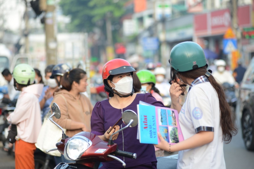 Atlat địa lý không còn trong danh mục các vật dụng được phép mang vào phòng thi như ở kỳ thi tốt nghiệp trung học phổ thông năm 2025. Ảnh: baotintuc