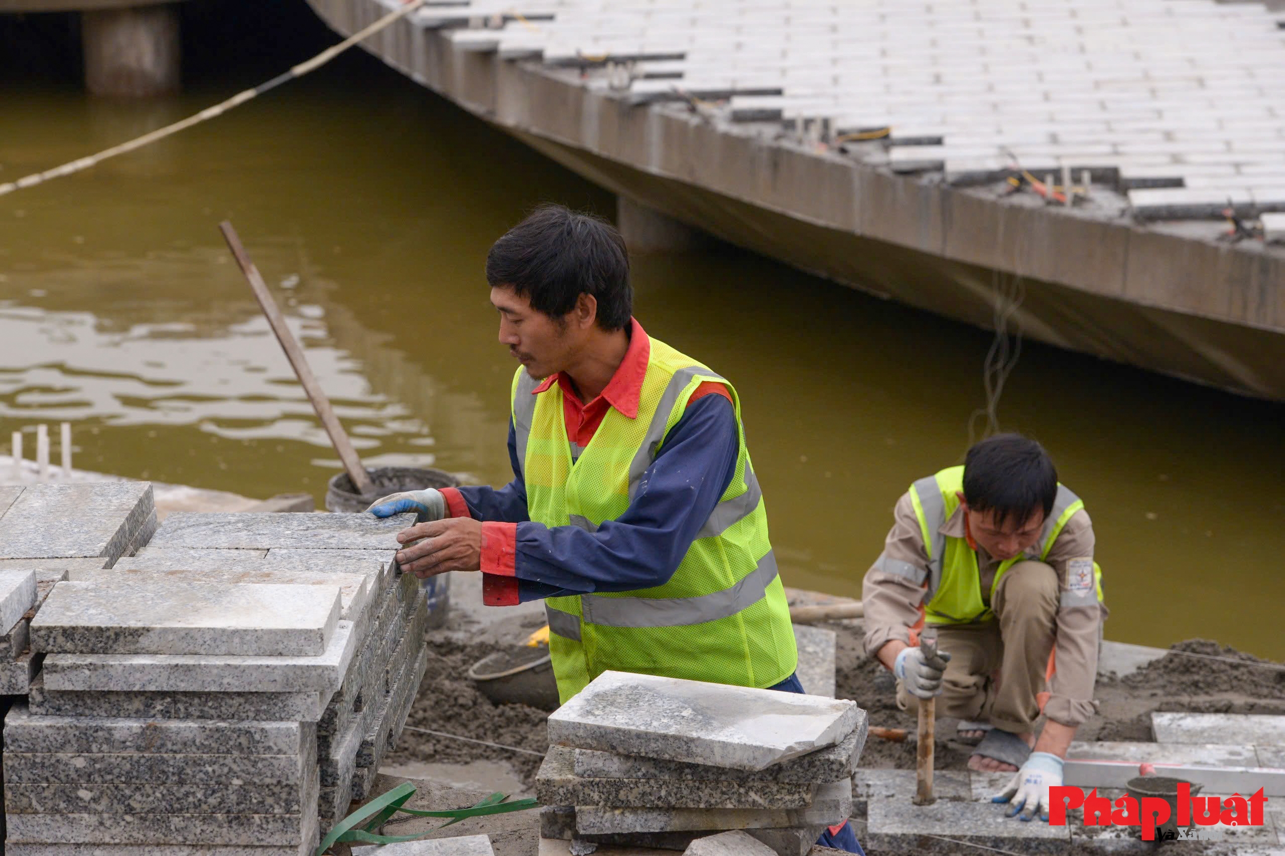 Cận cảnh sân khấu nổi và khán đài ngoài trời ở hồ Hoàng Cầu đang dần thành hình