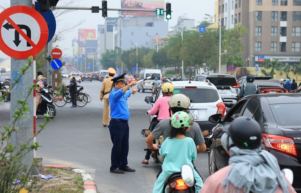 Hà Nội mở tổng đài và kênh zalo tiếp nhận phản ánh về hạ tầng, đèn tín hiệu giao thông. Ảnh: PV