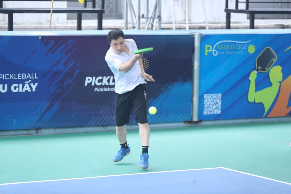 VĐV Nguyễn Hồng Hanh tham gia Giải Pickleball Báo Kinh tế & Đô thị lần thứ I - 2025 ở nội dung Đôi Nam nữ phong trào trên 35. Ảnh: Ngọc Tú