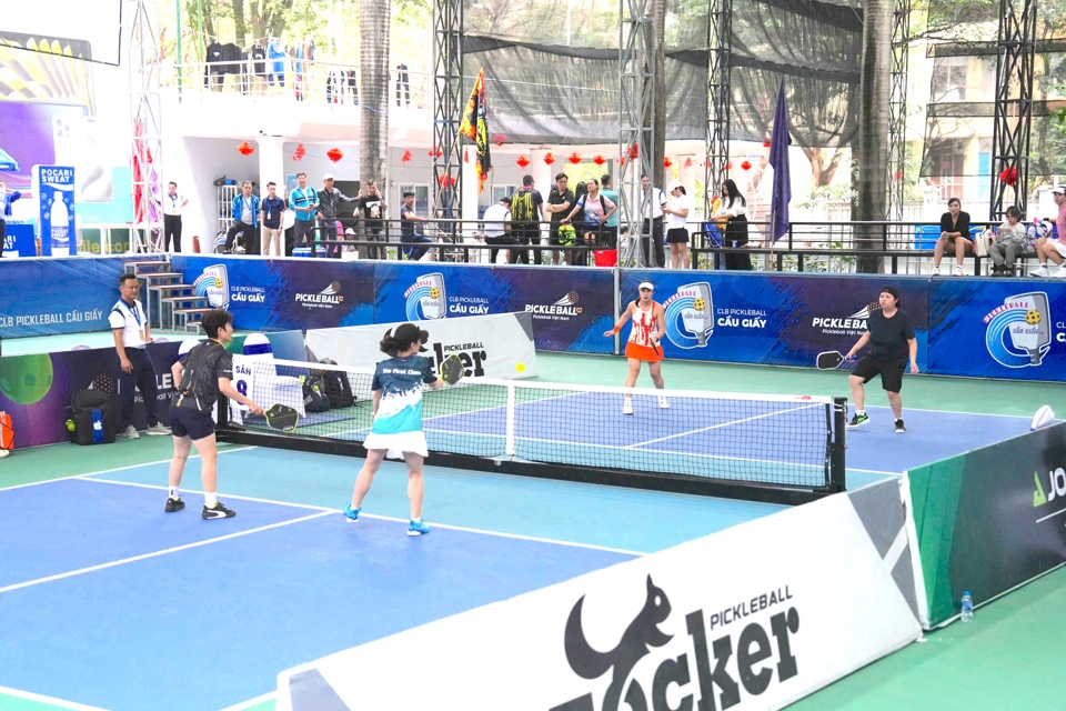 Không khí sôi nổi trong ngày đầu tiên Giải Pickleball Báo Kinh tế & Đô thị lần thứ I - 2025. Ảnh: Khánh Huy