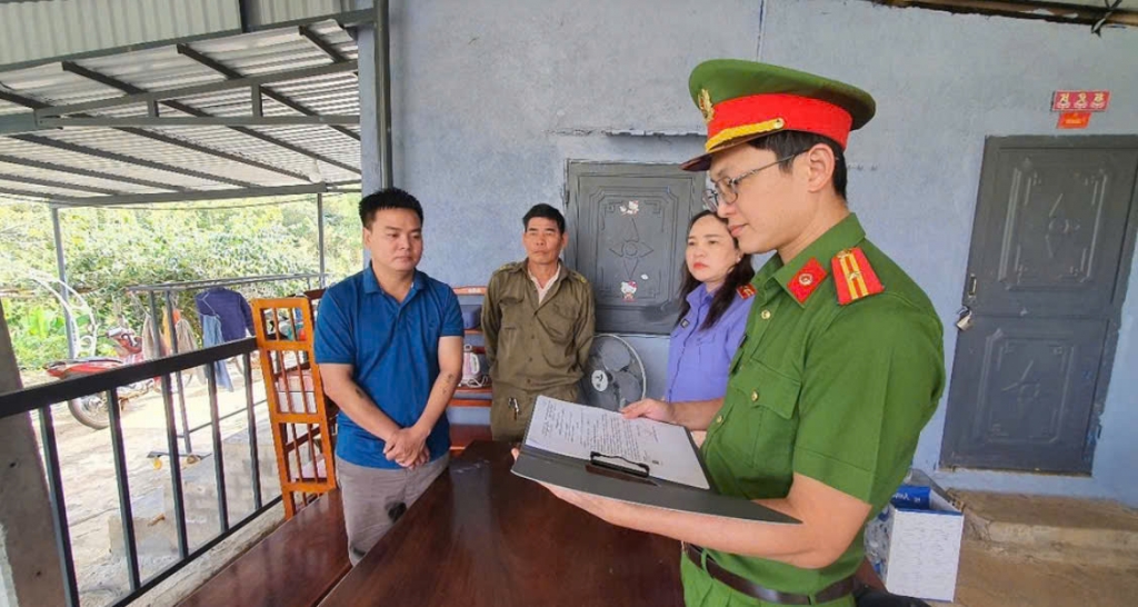 Cơ quan Công an tống đạt quyết định khởi tố đối với Nguyễn Anh Tuấn. Anh: S.Đ