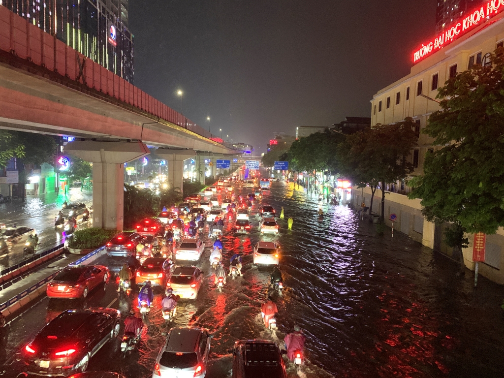 Điểm úng ngập tại khu vực Đại học Khoa học xã hội và Nhân văn. Ảnh: Khánh Huy