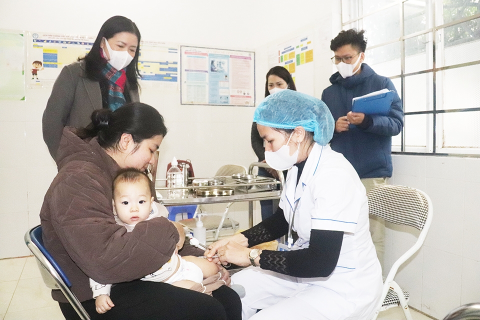 Nhân viên y tế tiêm vaccine phòng dịch sởi cho trẻ từ 6 tháng đến dưới 9 tháng tuổi tại Trạm Y tế phường Đông Ngạc, quận Bắc Từ Liêm. Ảnh: KTĐT