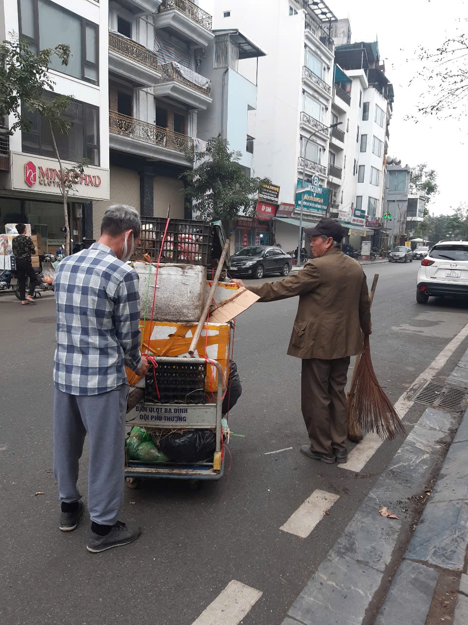 Nhân dân tham gia tổng vệ sinh môi trường các tuyến đường, ngõ vì Tây Hồ xanh