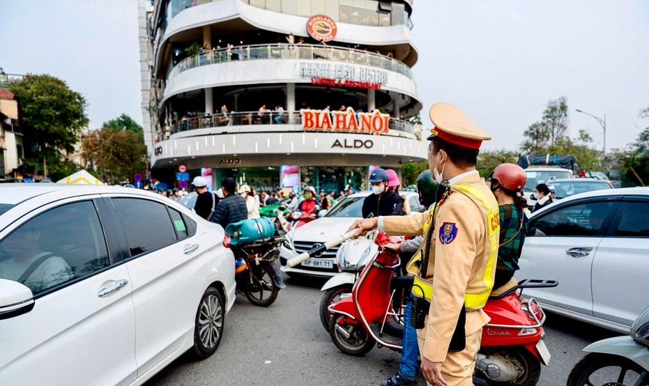 Người dân đổ xô chụp ảnh tòa nhà “Hàm cá mập”, bất chấp vi phạm an toàn giao thông