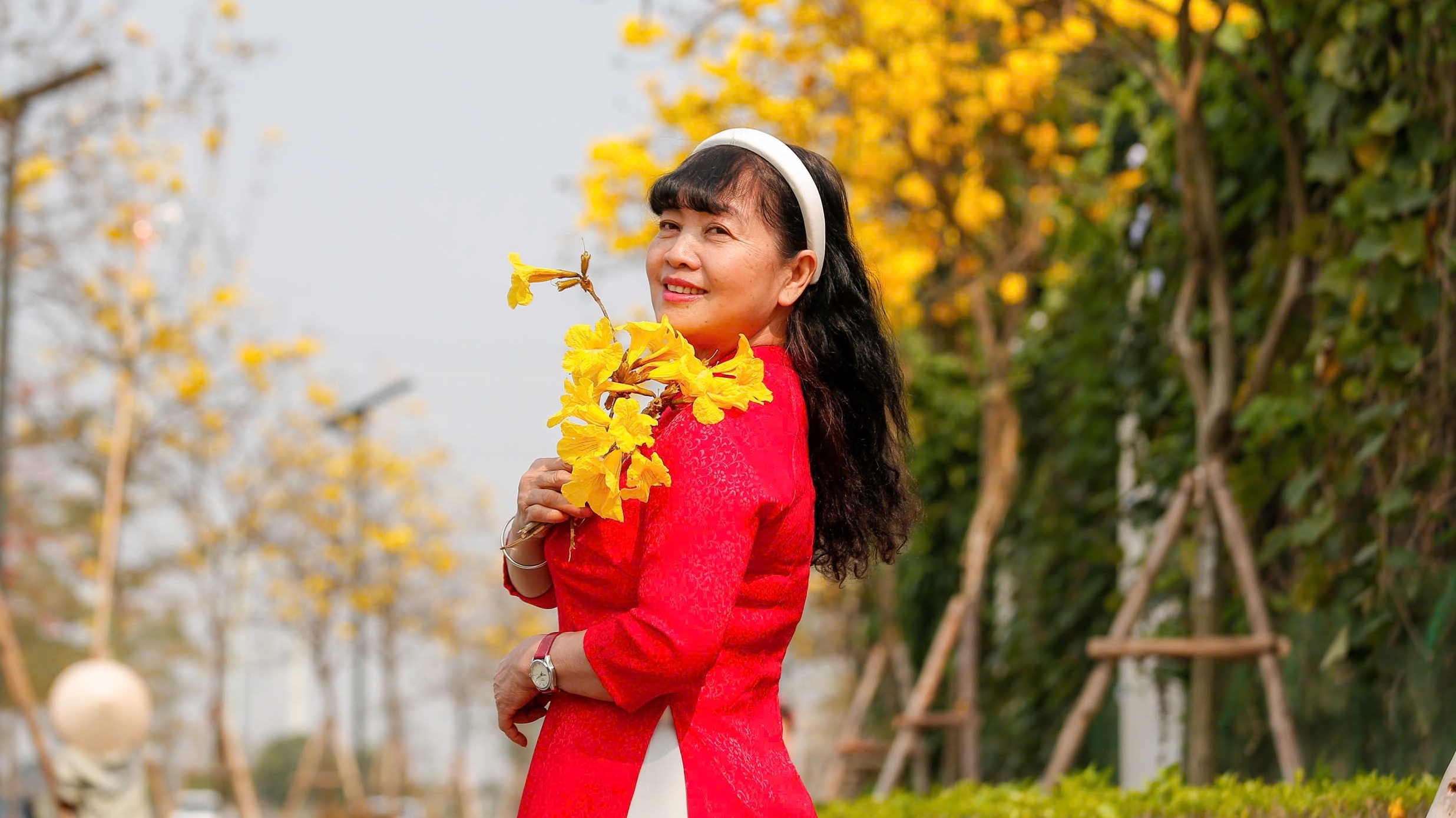 xung xinh ao dai viet tren con duong hoa phong linh dep nhat ha noi