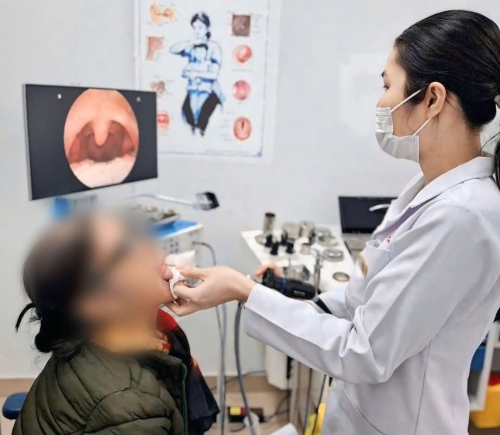 Ho dai dẳng không dứt, cụ bà 79 tuổi phát hiện đoạn dây kim loại mắc sâu trong amidan
