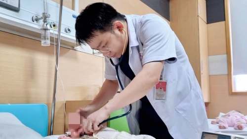 Cứu sống bé trai 1 tháng tuổi mắc viêm phổi nặng do virus RSV