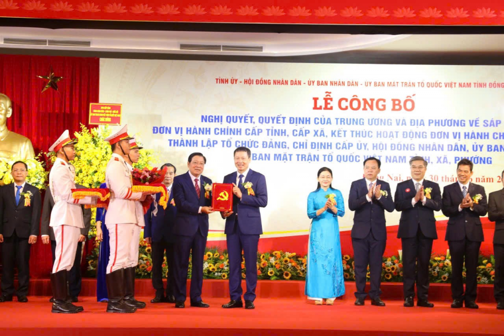 Đồng chí Phan Đình Trạc, Ủy viên Bộ Chính trị, Bí thư Trung ương Đảng, Trưởng Ban Nội chính Trung ương trao quyết định cho đồng chí Vũ Hồng Văn – Bí thư Tỉnh ủy tỉnh Đồng Nai 