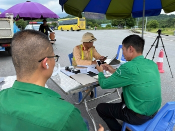 Xử phạt tài xế điều khiển xe ô tô khách đi sang làn ngược chiều trên cao tốc