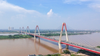 Toàn cảnh hiện trạng cầu Nhật Tân sắp được làm làn cứng phân làn giao thông