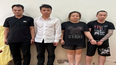 Bí mật của người phụ nữ cùng 3 nam thanh niên trong đêm tối