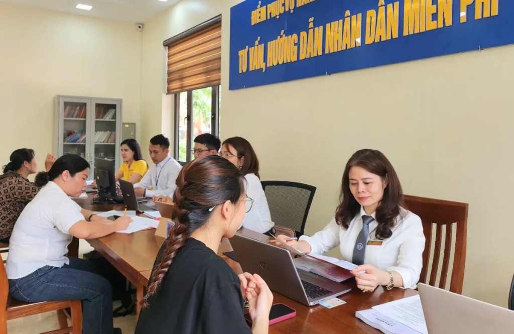 Đoàn Luật sư TP Hà Nội hỗ trợ pháp lý cho người dân tại Điểm phục vụ hành chính công xã Phúc Thịnh, Hà Nội. Ảnh: Đoàn Luật sư TP Hà Nội Đoàn Luật sư TP Hà Nội hỗ trợ pháp lý cho người dân tại Điểm phục vụ hành chính công xã Phúc Thịnh, Hà Nội. Ảnh: Đoàn Luật sư TP Hà Nội