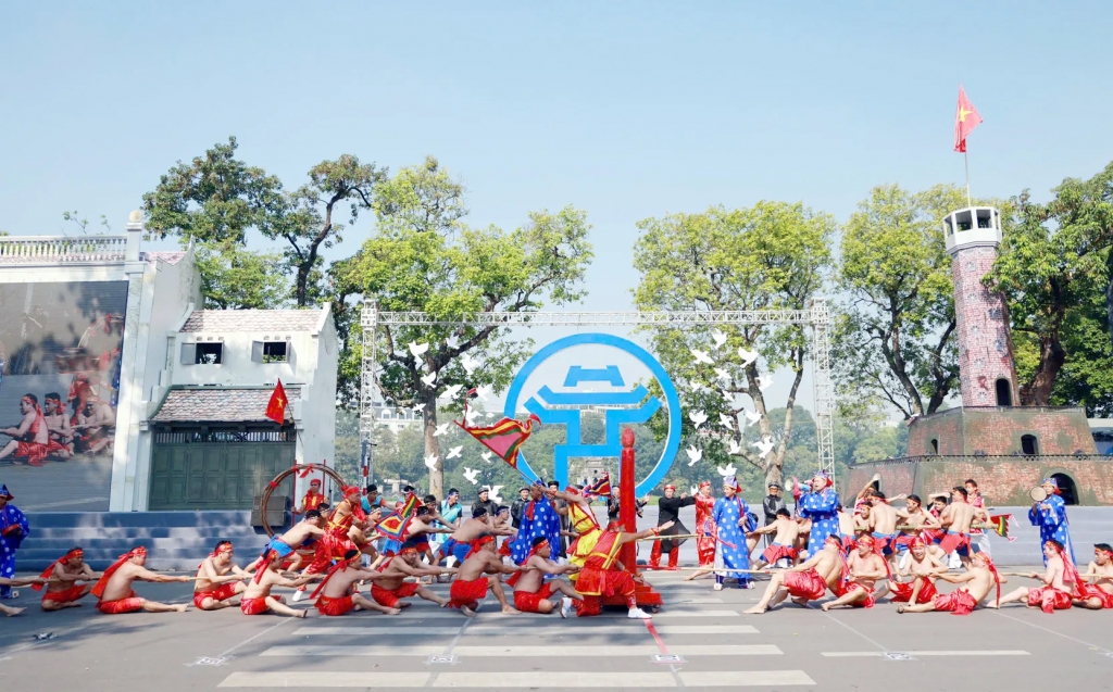 Biểu diễn nghệ thuật trên không gian phố đi bộ quanh hồ Hoàn Kiếm, Hà Nội. Ảnh: Phạm Hùng