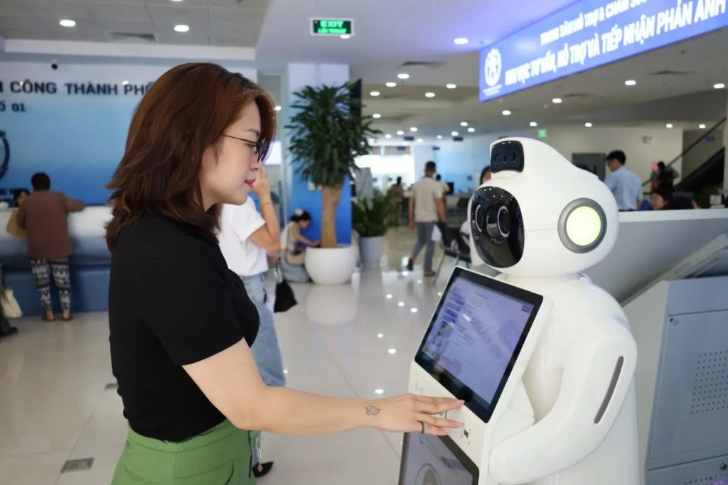 Robot AI hỗ trợ người dân từ khâu lấy số, tra cứu thông tin đến chỉ dẫn quầy,... tại Chi nhánh số 1 Trung tâm Phục vụ hành chính công TP Hà Nội. Ảnh: Mộc Miên