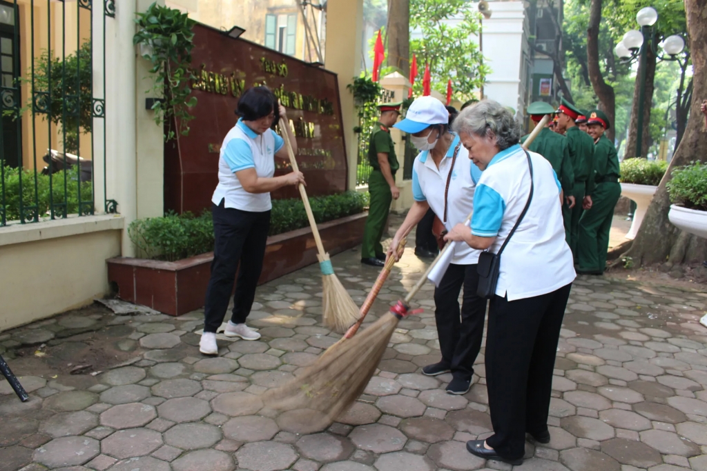 Người dân quét dọn trên phố Phan Đình Phùng (phường Ba Đình, Hà Nội). Ảnh: Mộc Miên