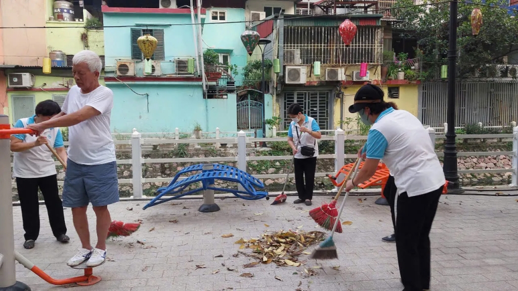 Hình ảnh người dân quét dọn rác trên phố Trúc Bạch, Hà Nội. Ảnh: Mộc Miên