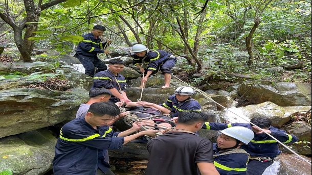 Nam thanh niên gặp nạn ở núi Hàm Lợn được cứu hộ kịp thời
