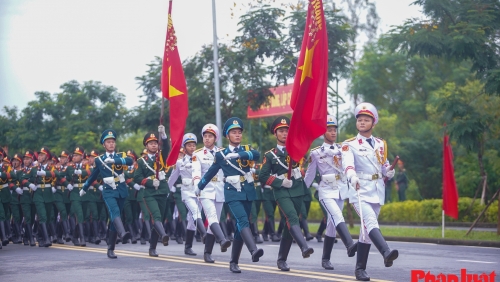 Người dân và chiến sĩ cùng chung nhịp đập hướng về Tổ quốc