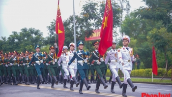 Người dân và chiến sĩ cùng chung nhịp đập hướng về Tổ quốc