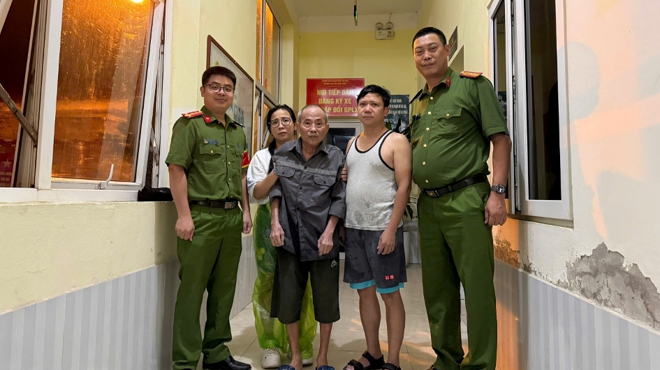 Giúp đỡ cụ ông 71 tuổi bị lạc đường trong đêm