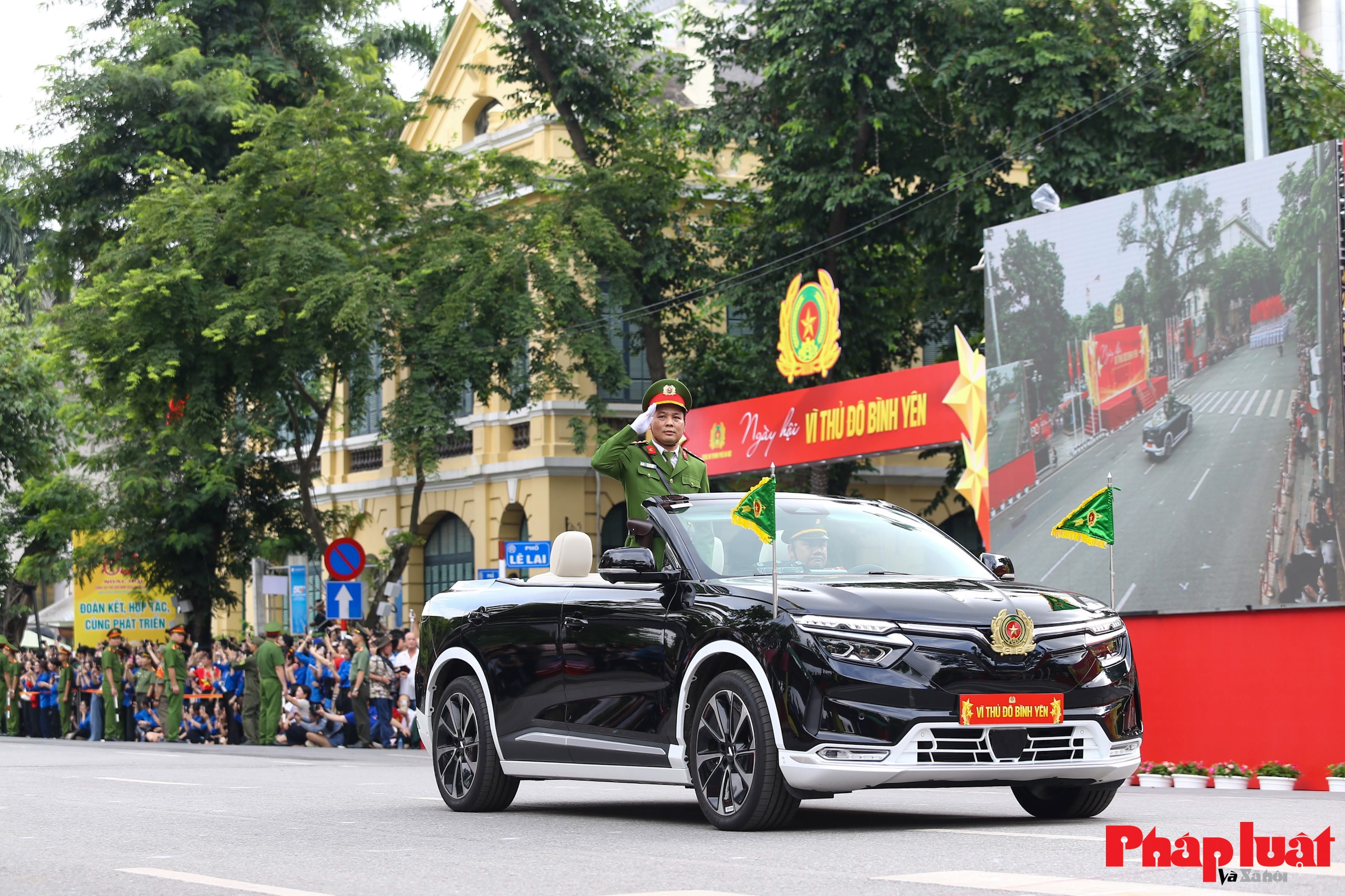 Hơn 3.000 cán bộ, chiến sĩ Công an Hà Nội diễu binh, biểu diễn võ thuật trên phố đi bộ