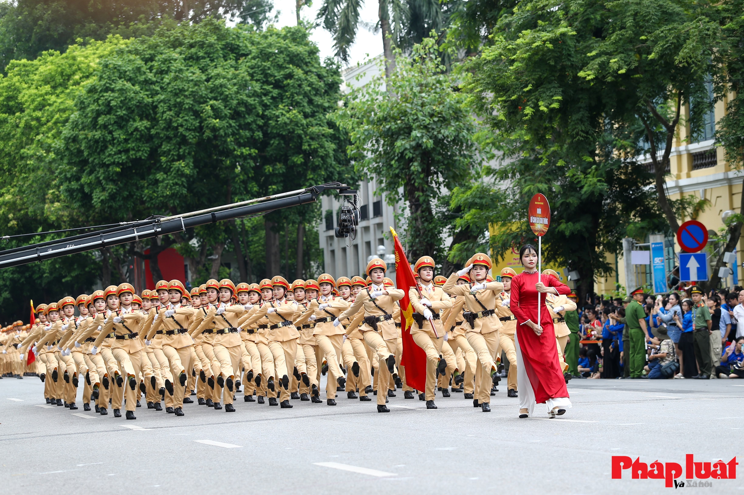 Hơn 3.000 cán bộ, chiến sĩ Công an Hà Nội diễu binh, biểu diễn võ thuật trên phố đi bộ
