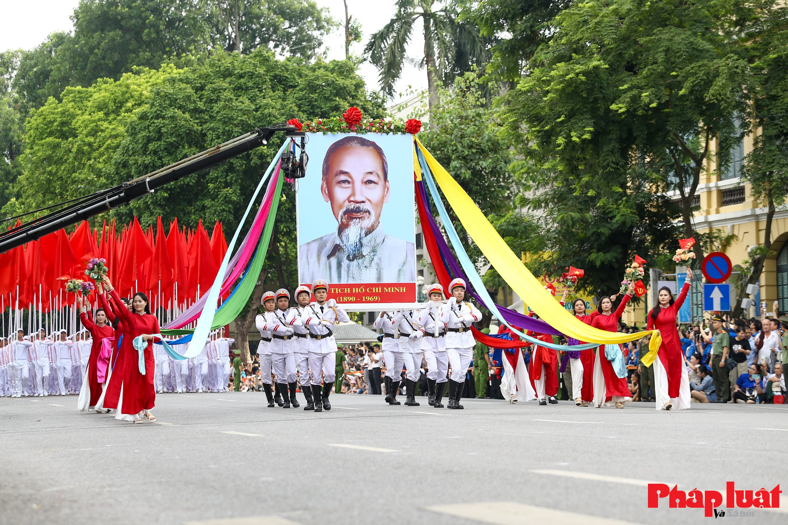 Hơn 3.000 cán bộ, chiến sĩ Công an Hà Nội diễu binh, biểu diễn võ thuật trên phố đi bộ