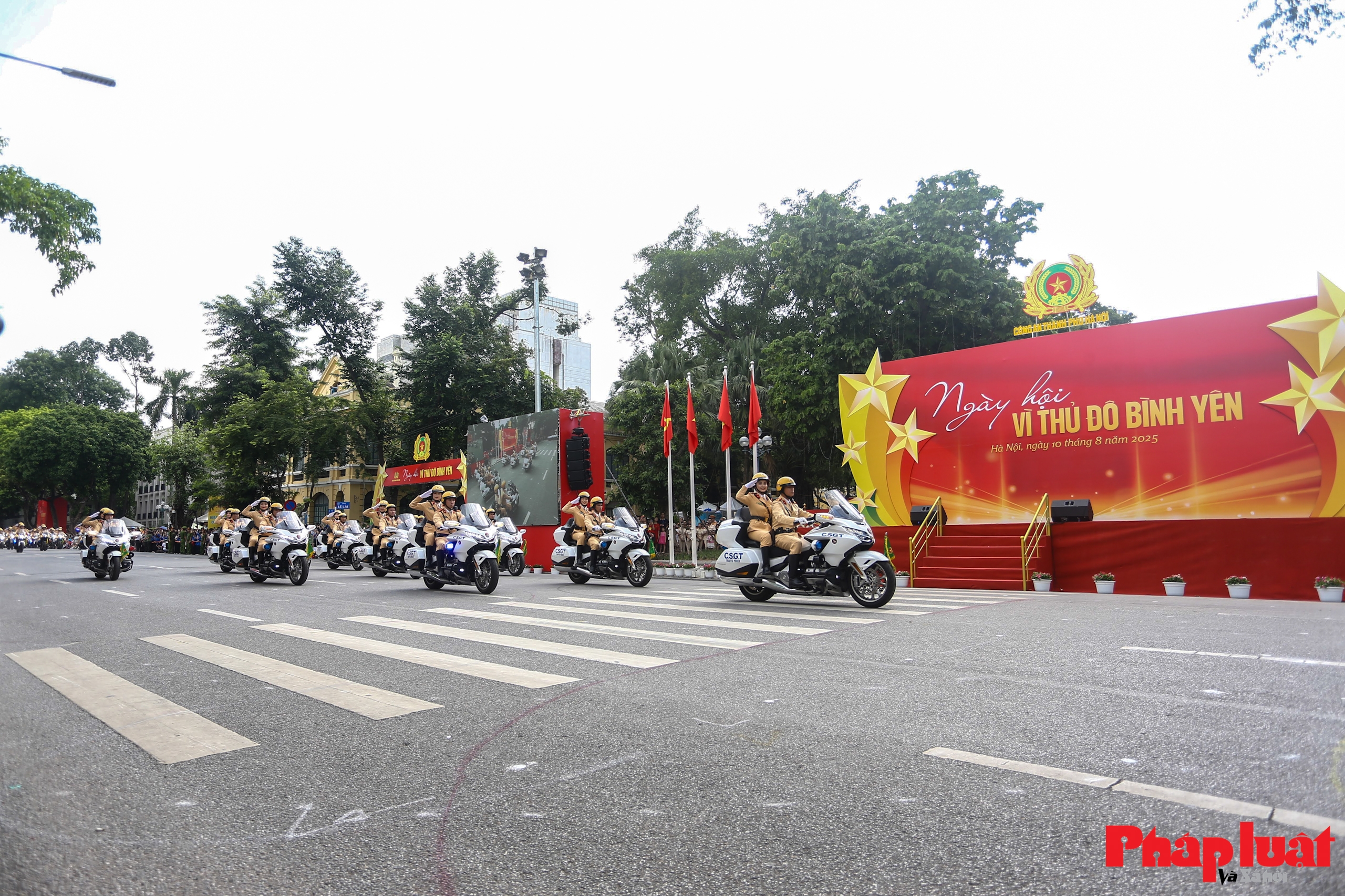 Hơn 3.000 cán bộ, chiến sĩ Công an Hà Nội diễu binh, biểu diễn võ thuật trên phố đi bộ