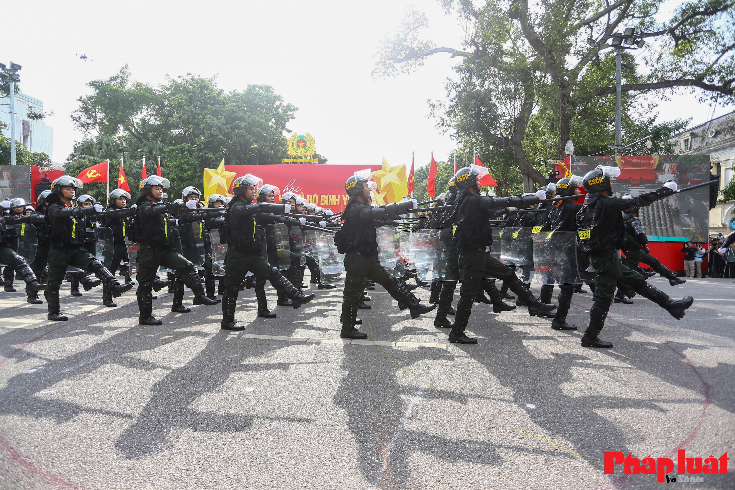 Hơn 3.000 cán bộ, chiến sĩ Công an Hà Nội diễu binh, biểu diễn võ thuật trên phố đi bộ